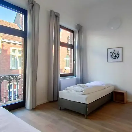 Tolstov - With 2 , 3 And 6 - 15 Min To Messe Dus And Old Town Dus Apartment *