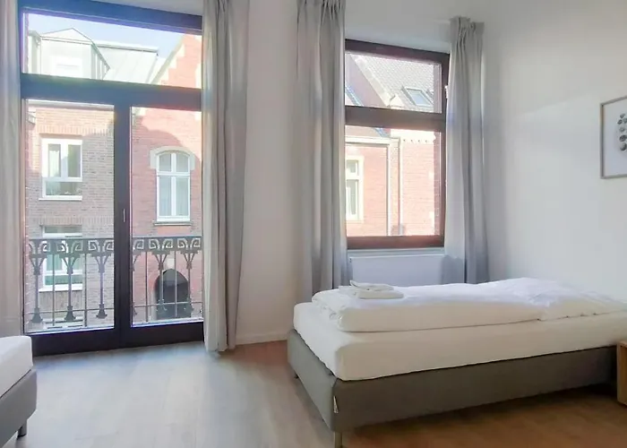 Tolstov - With 2 , 3 And 6 - 15 Min To Messe Dus And Old Town Dus Dusseldorf