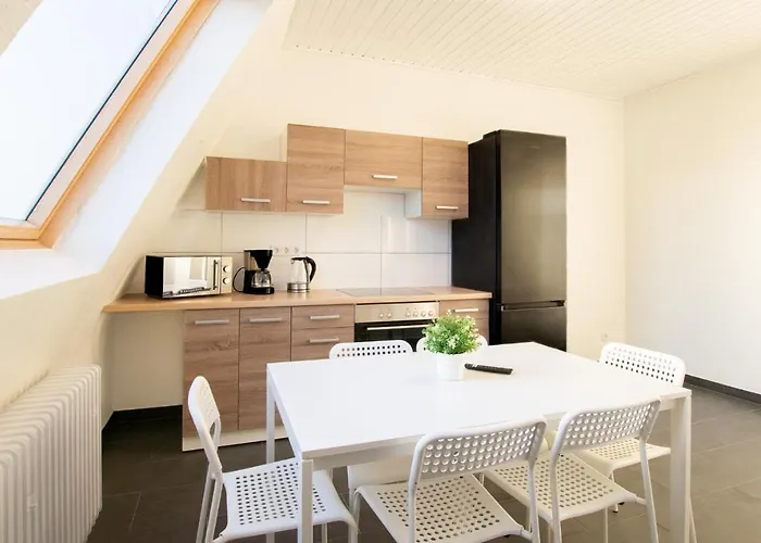 Apartment Tolstov - With 2 , 3 And 6 - 15 Min To Messe Dus And Old Town Dus