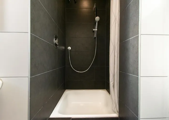 Tolstov - With 2 , 3 And 6 - 15 Min To Messe Dus And Old Town Dus *