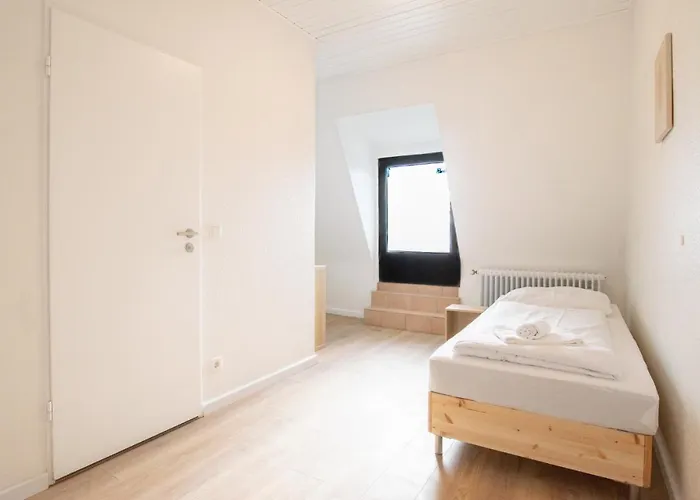 Tolstov - With 2 , 3 And 6 - 15 Min To Messe Dus And Old Town Dus Apartment Dusseldorf