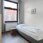 Tolstov - With 2 , 3 And 6 - 15 Min To Messe Dus And Old Town Dus * Düsseldorf