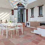 Tolstov - With 2 , 3 And 6 - 15 Min To Messe Dus And Old Town Dus Apartamento