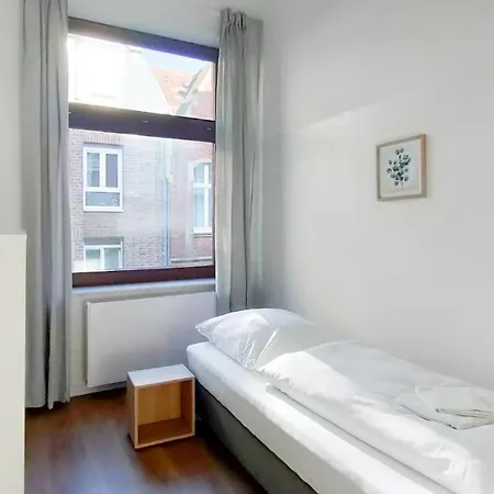 Apartment Raj Living - With 2 , 3 And 6 - 15 Min To Messe Dus And Old Town Dus Dusseldorf