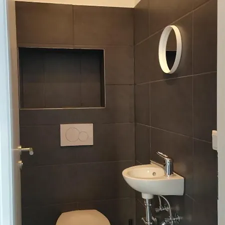 Raj Living - With 2 , 3 And 6 - 15 Min To Messe Dus And Old Town Dus Apartment