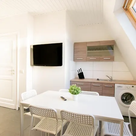 Raj Living - With 2 , 3 And 6 - 15 Min To Messe Dus And Old Town Dus Apartment *