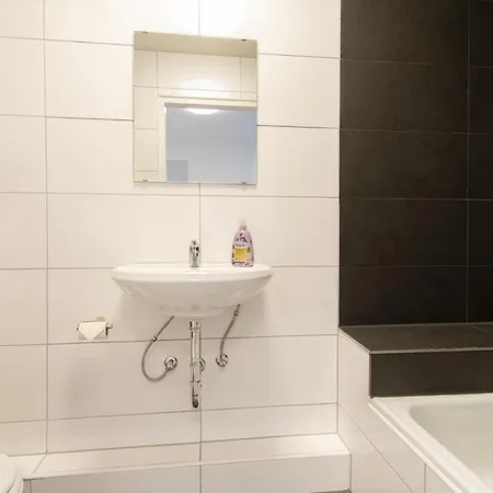 Raj Living - With 2 , 3 And 6 - 15 Min To Messe Dus And Old Town Dus