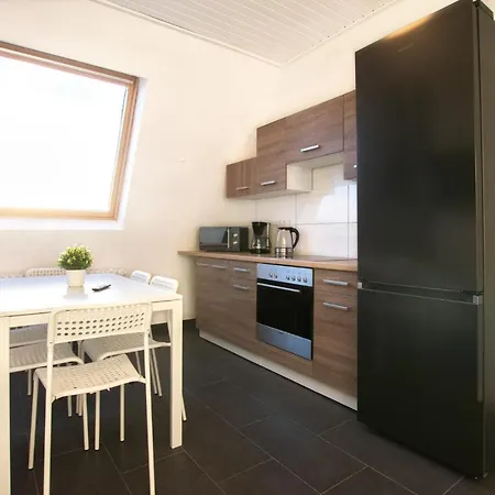 Apartment Raj Living - With 2 , 3 And 6 - 15 Min To Messe Dus And Old Town Dus *