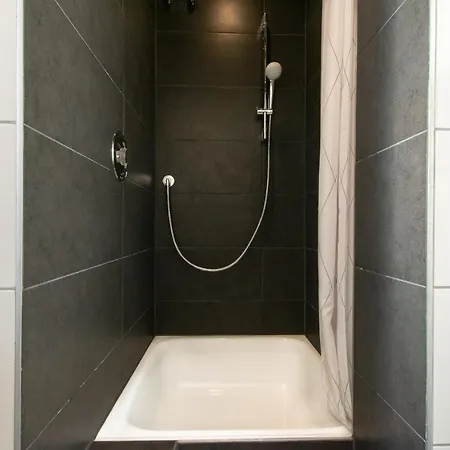 Tolstov - With 2 , 3 And 6 - 15 Min To Messe Dus And Old Town Dus *