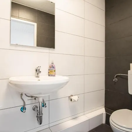Raj Living - With 2 , 3 And 6 - 15 Min To Messe Dus And Old Town Dus