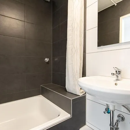 Raj Living - With 2 , 3 And 6 - 15 Min To Messe Dus And Old Town Dus