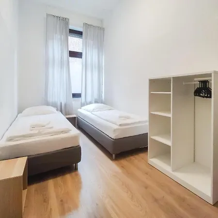 Raj Living - With 2 , 3 And 6 - 15 Min To Messe Dus And Old Town Dus Apartment *