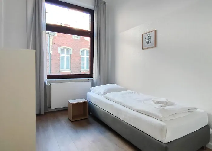 Tolstov - With 2 , 3 And 6 - 15 Min To Messe Dus And Old Town Dus * Düsseldorf