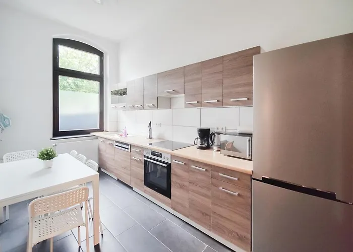 Tolstov - With 2 , 3 And 6 - 15 Min To Messe Dus And Old Town Dus * Düsseldorf