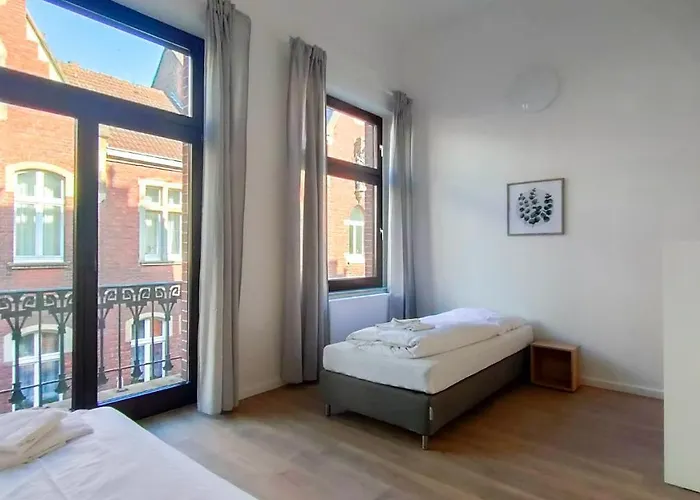 Tolstov - With 2 , 3 And 6 - 15 Min To Messe Dus And Old Town Dus Апартаменты *