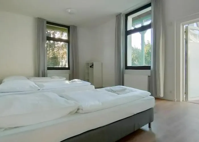 Tolstov - With 2 , 3 And 6 - 15 Min To Messe Dus And Old Town Dus *